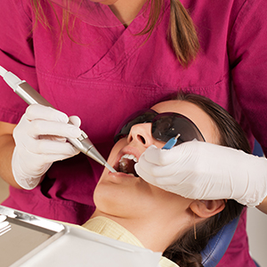 Hammaslääkärin suorittama hammastarkastus